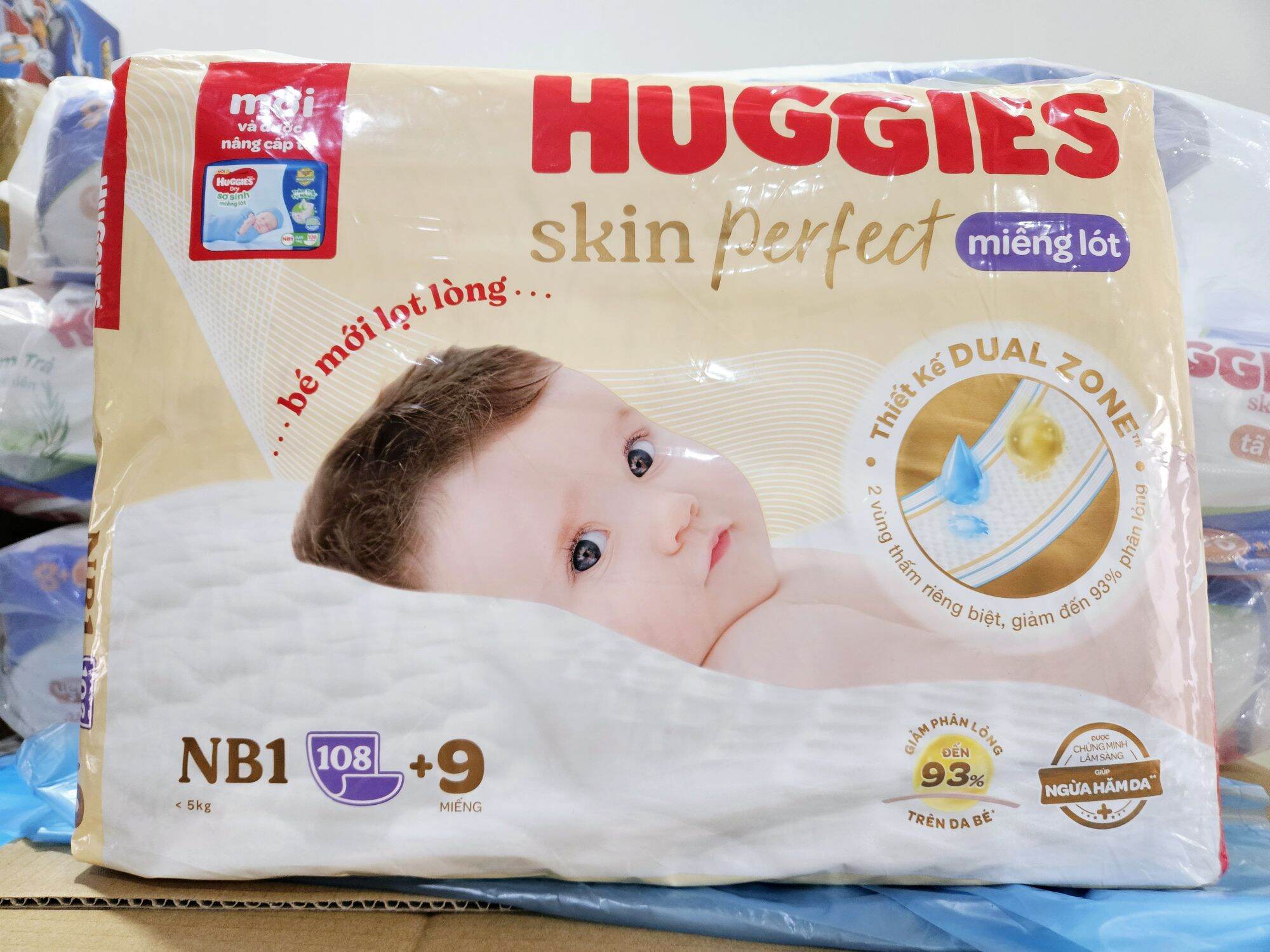 Miếng lót sơ sinh newborn 1 Huggies 108 miếng (tặng 9m) newborn 2 60 miếng