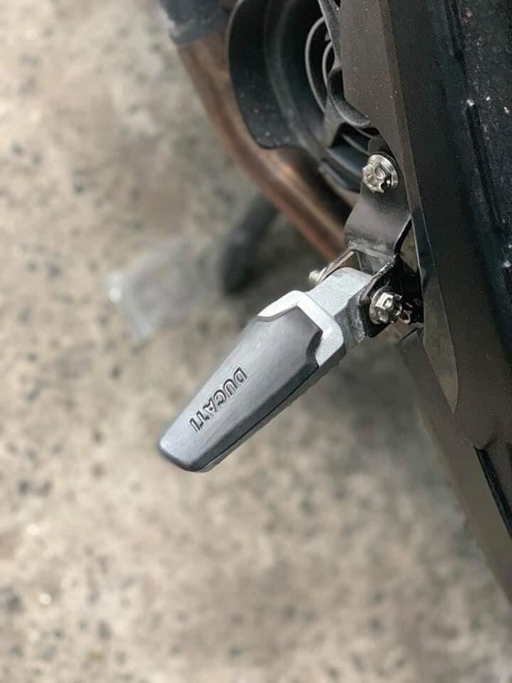 Gác chân Ducati Honda Yamaha Đen Và Bạc