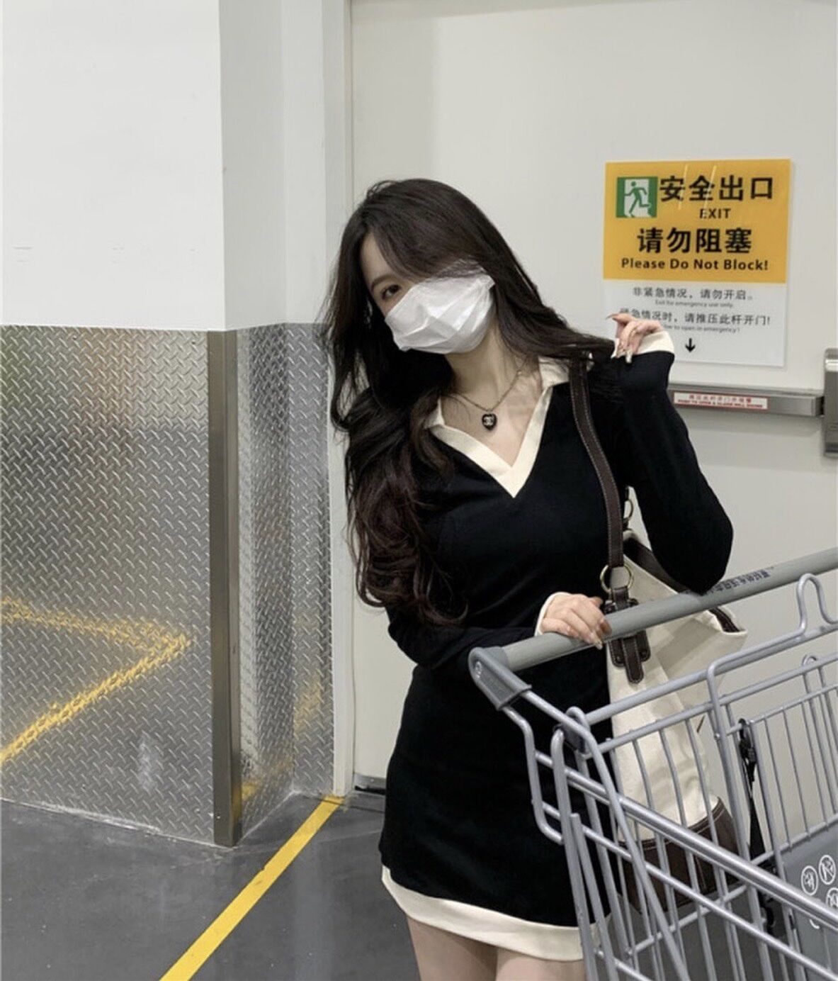 Đầm body đen tay dài viền trắng cổ bẻ