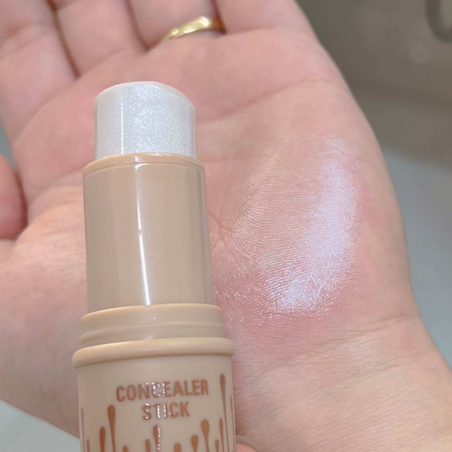 Thỏi Nhũ Bắt Sáng Căng Bóng HelloKiss Stick 6g