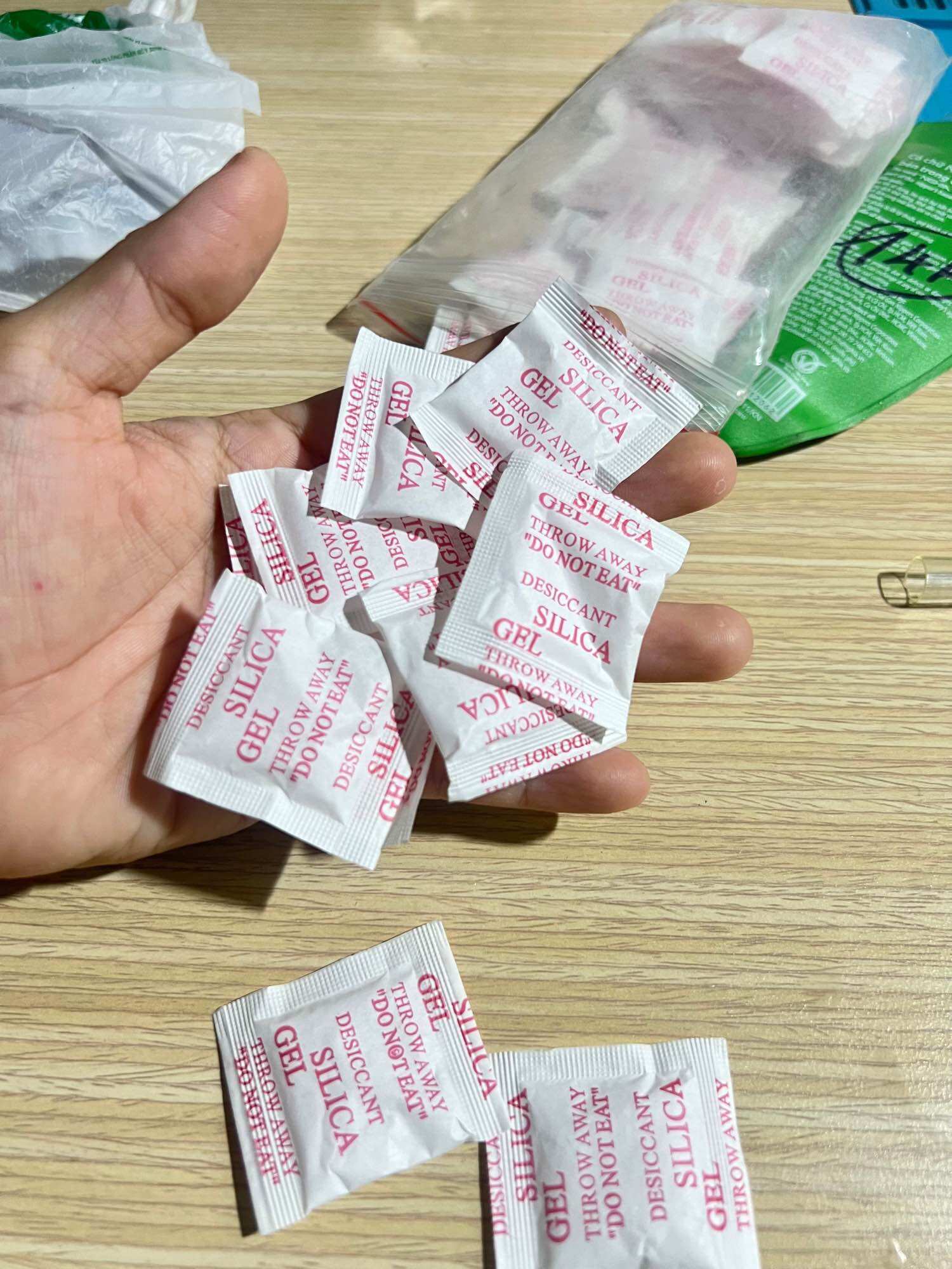 100gr gói hút ẩm- túi chống ẩm (khoảng 82 gói)