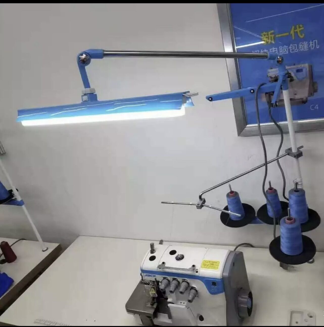Đèn cọc chỉ máy khâu