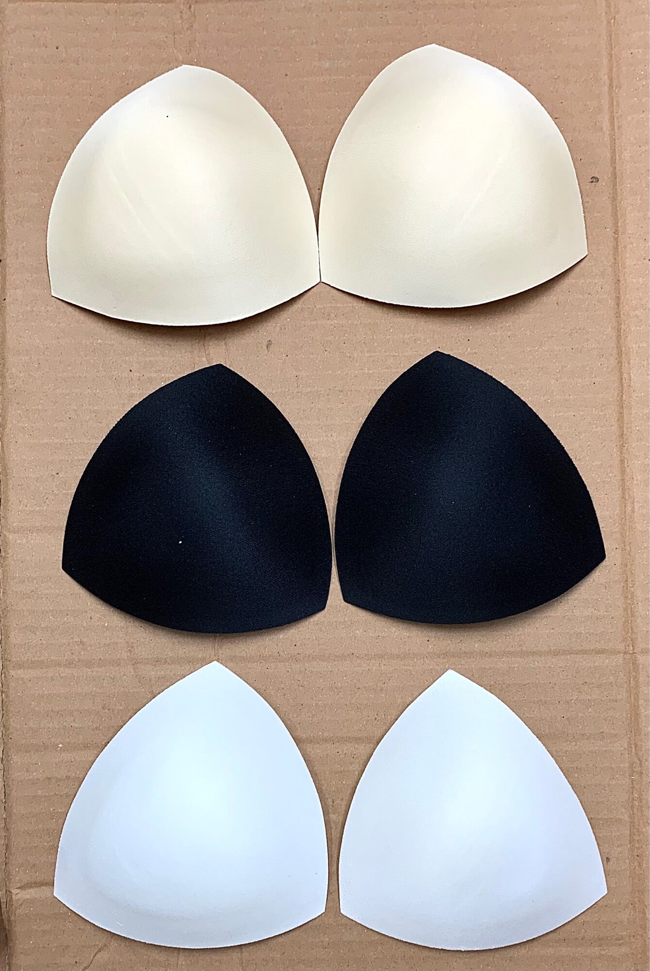 Cặp Mút ngực hình tam giác có nâng ngực.