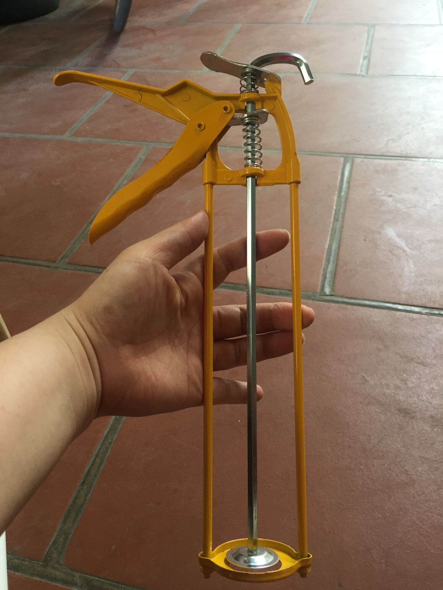 Súng bơm keo silicon màu vàng