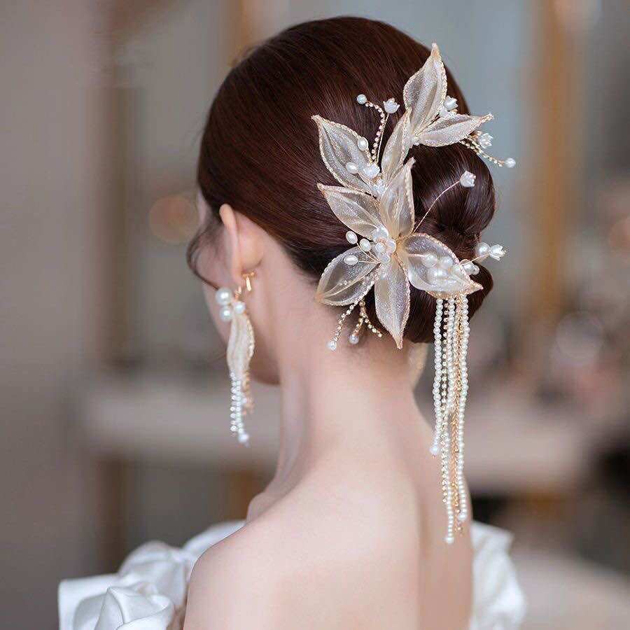 Kẹp tóc hoa phối ngọc xinh xắn make up dự tiệc