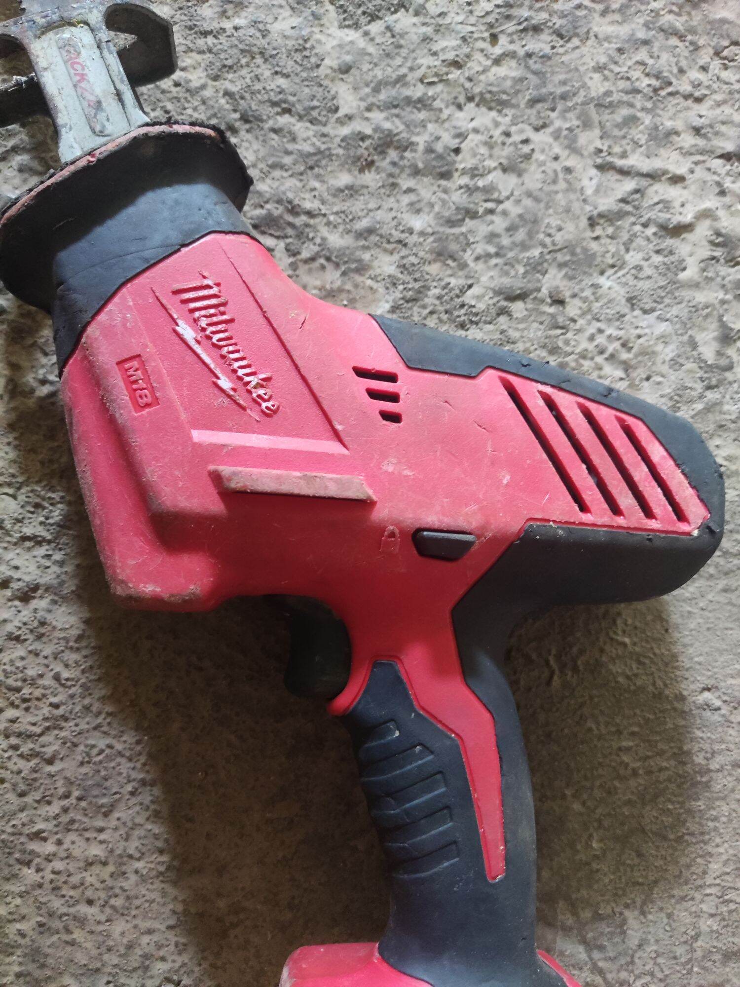 Cưa kiếm milwaukee đã chuyển đế sử dụng PIN makita 18V