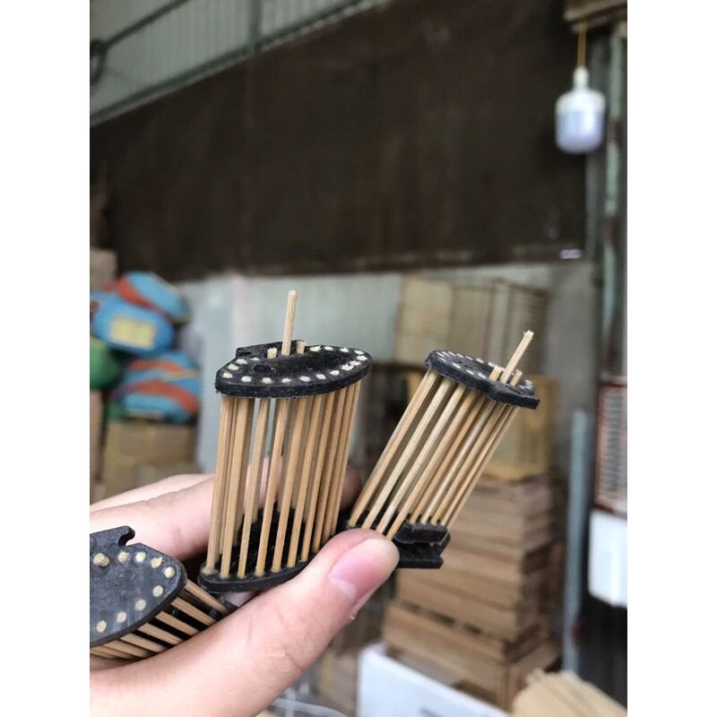 Rọ đựng rế ,cào cào cho chim vành khuyên chất liệu nhựa đen + nan tre