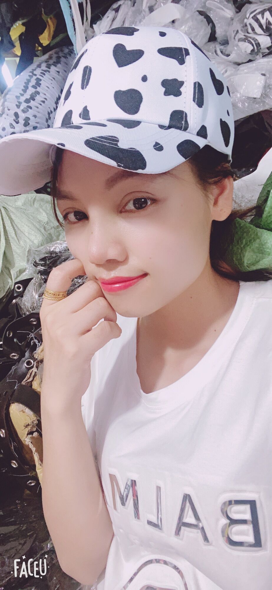 Mũ lưỡi trai bò sữa , cho cả nam và nữ .