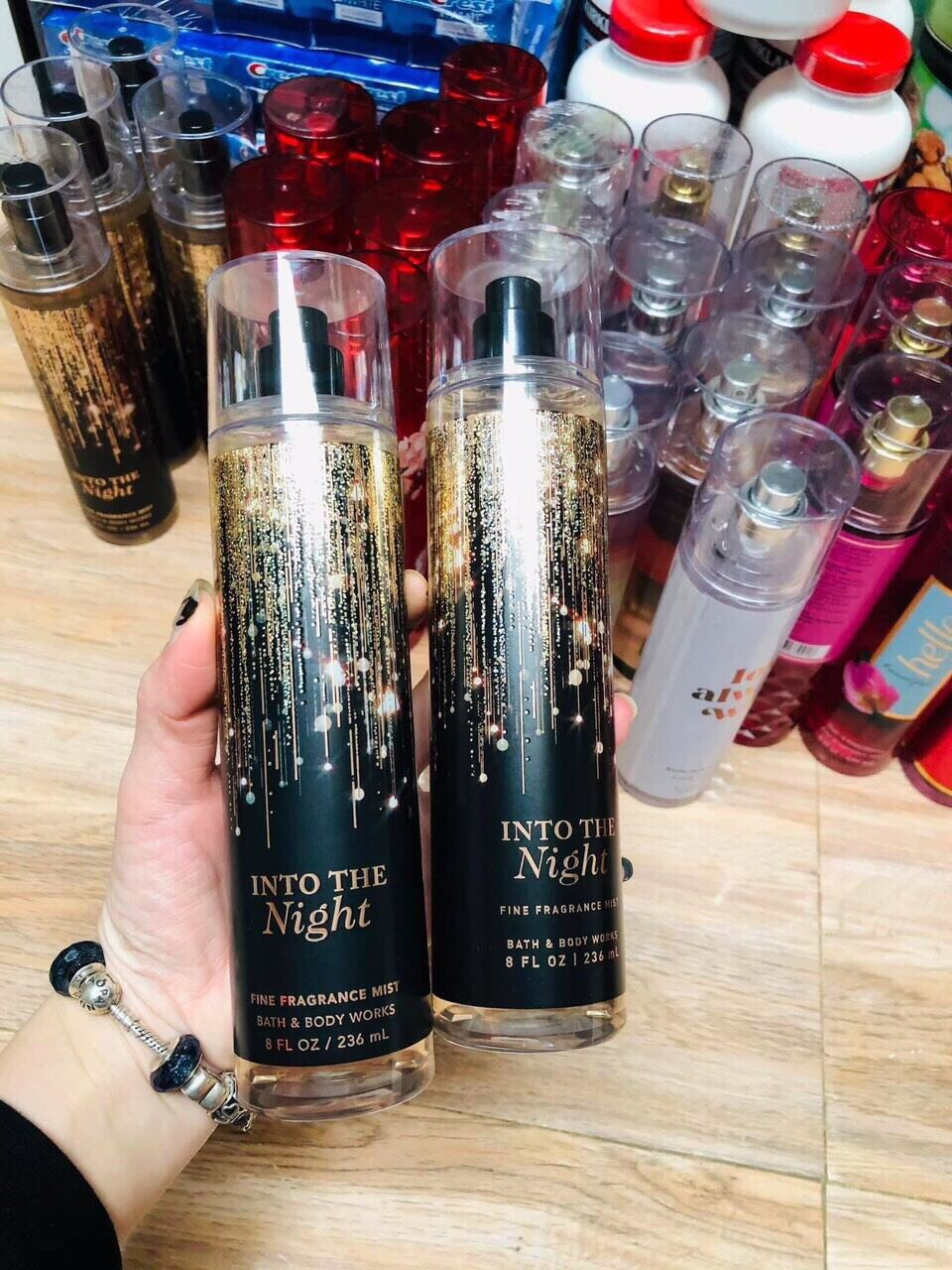 Xịt thơm body và dưỡng ẩm Into The Night - Bath and Body Works