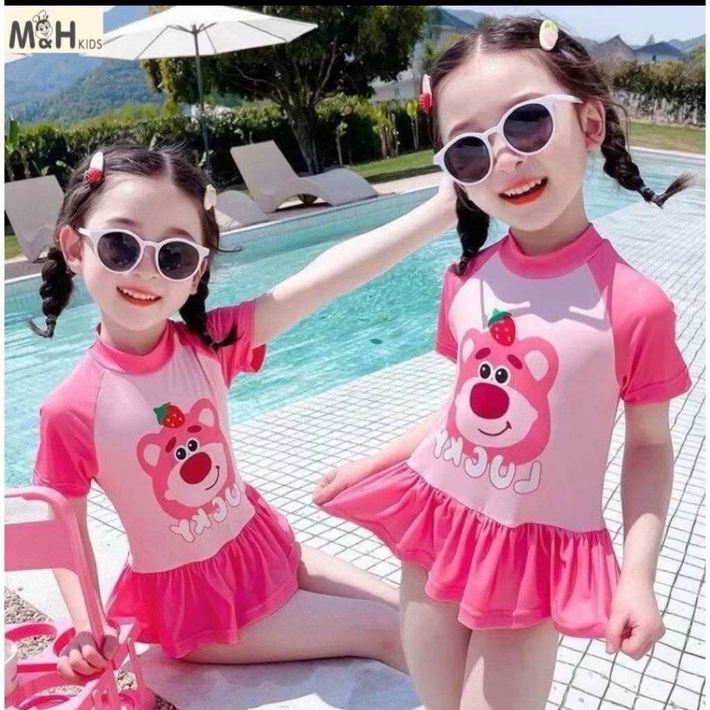 Đồ Bơi Liền Thân Kèm Mũ Hoạ Tiết Gấu Dâu Xinh Cho Bé