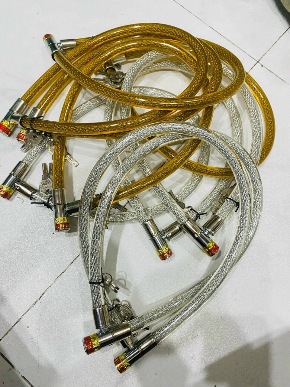ổ khóa xe máy dây cáp bọc nhựa chìa muỗng loại to, ruột khóa bằng thau chống gỉ sét. Sản phẩm là 1 cái nha khách iu