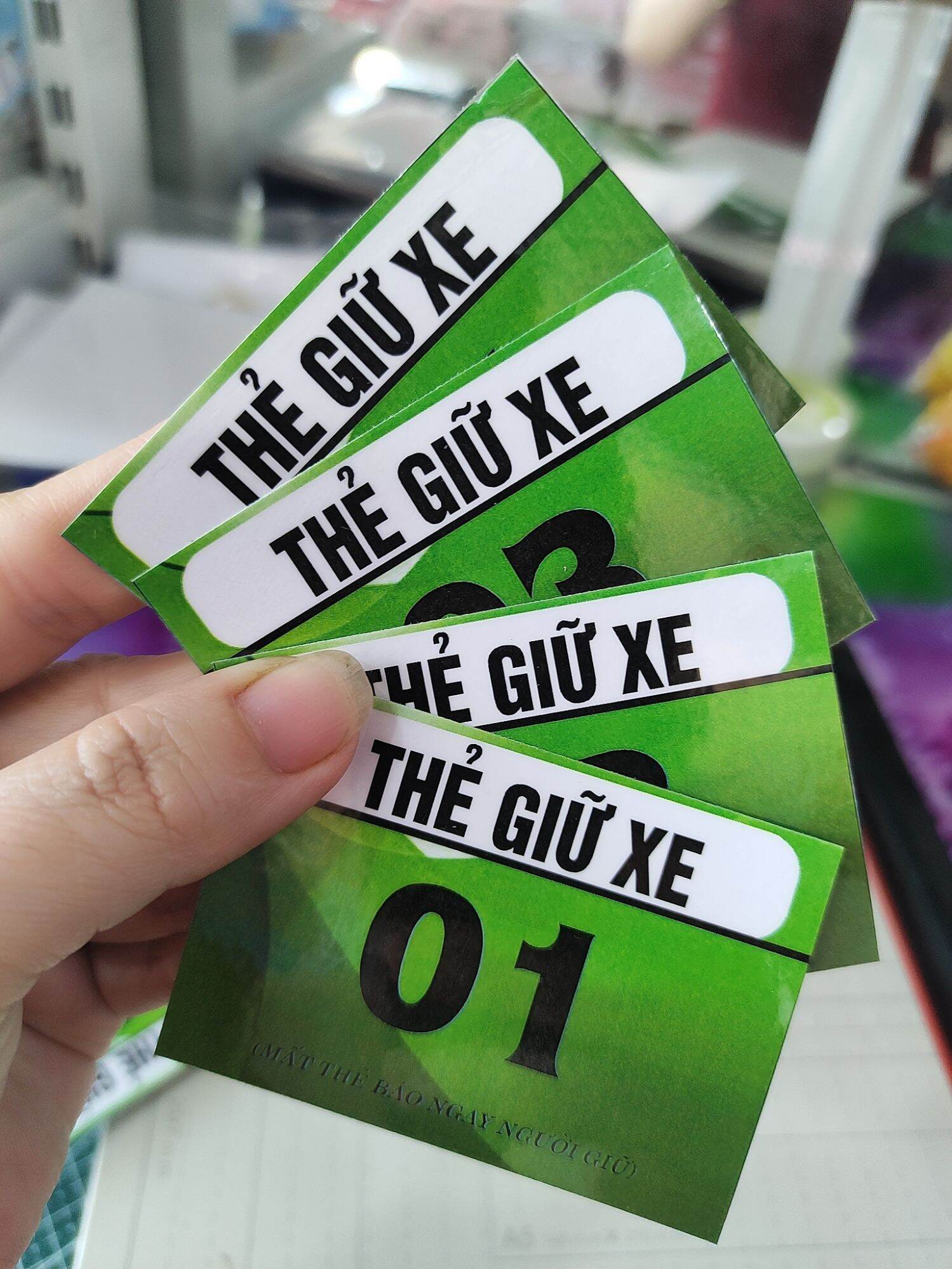 100 thẻ giữ xe, chỉ in số. 7x5cm. ép plastic