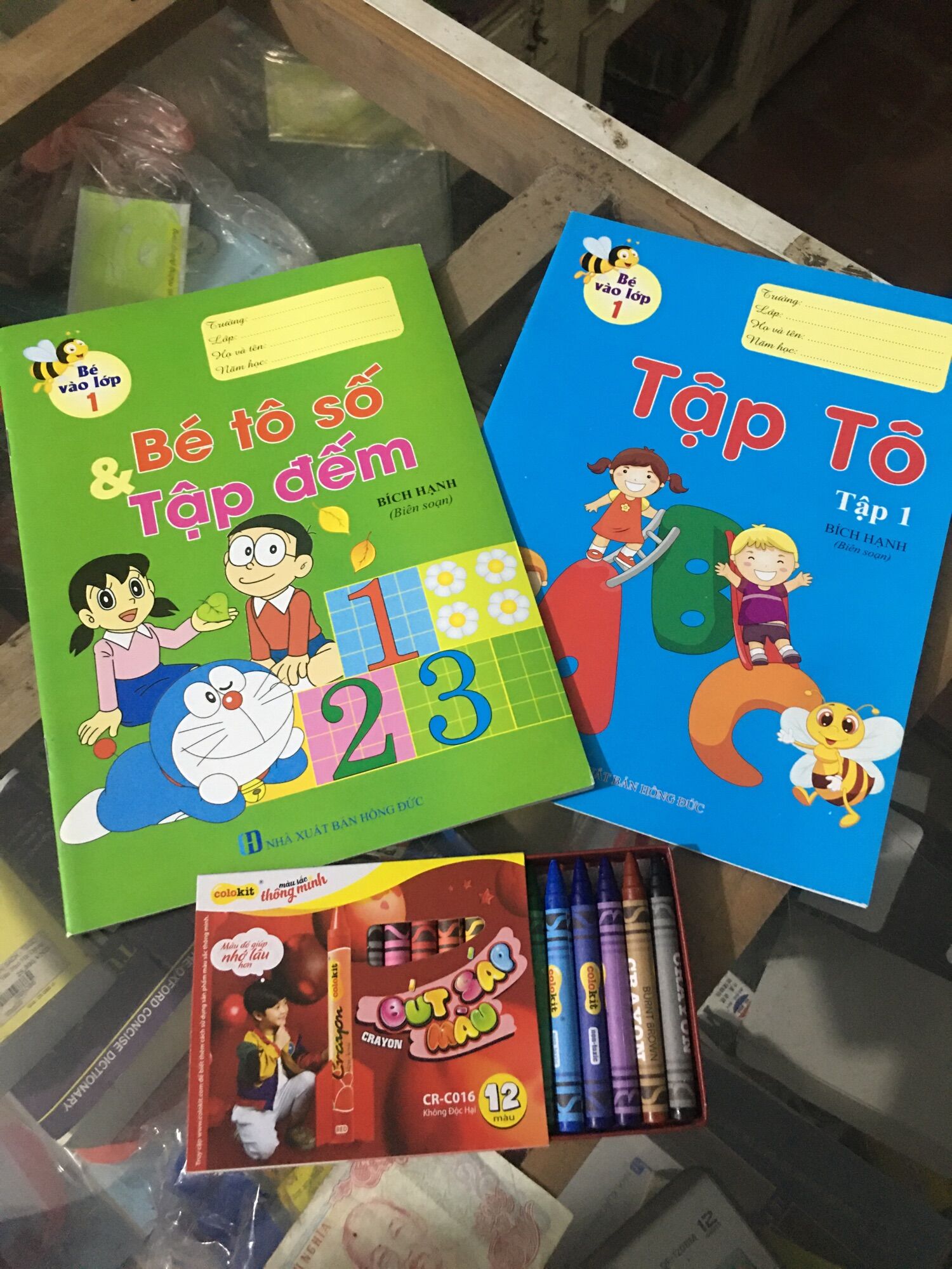Combo 2 quyển tập tô tặng kèm hộp sáp 12 màu như hình