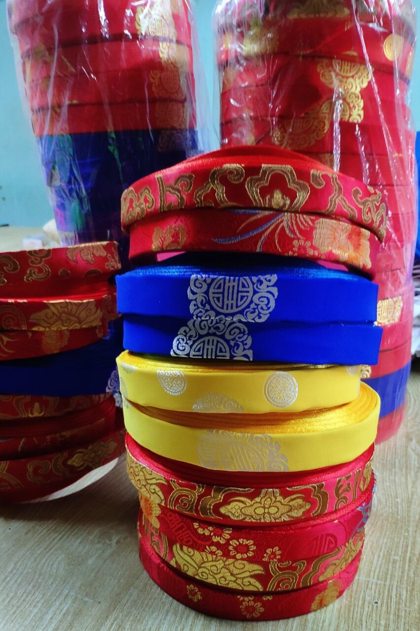 áo dài cách tân bé trai Chất liệu vải gấm.
