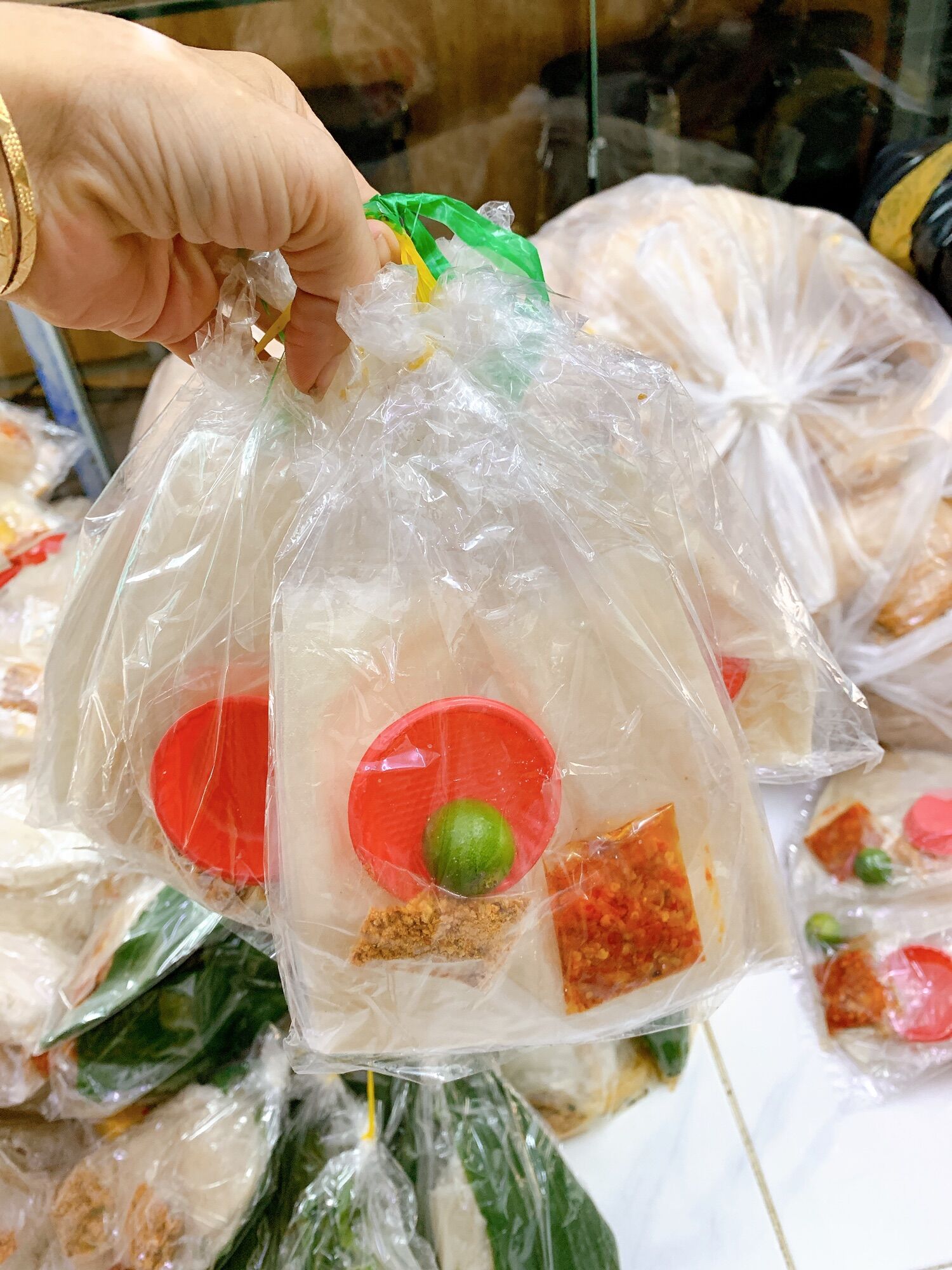Bánh tráng phơi sương chấm sate chén đỏ 10b/sâu