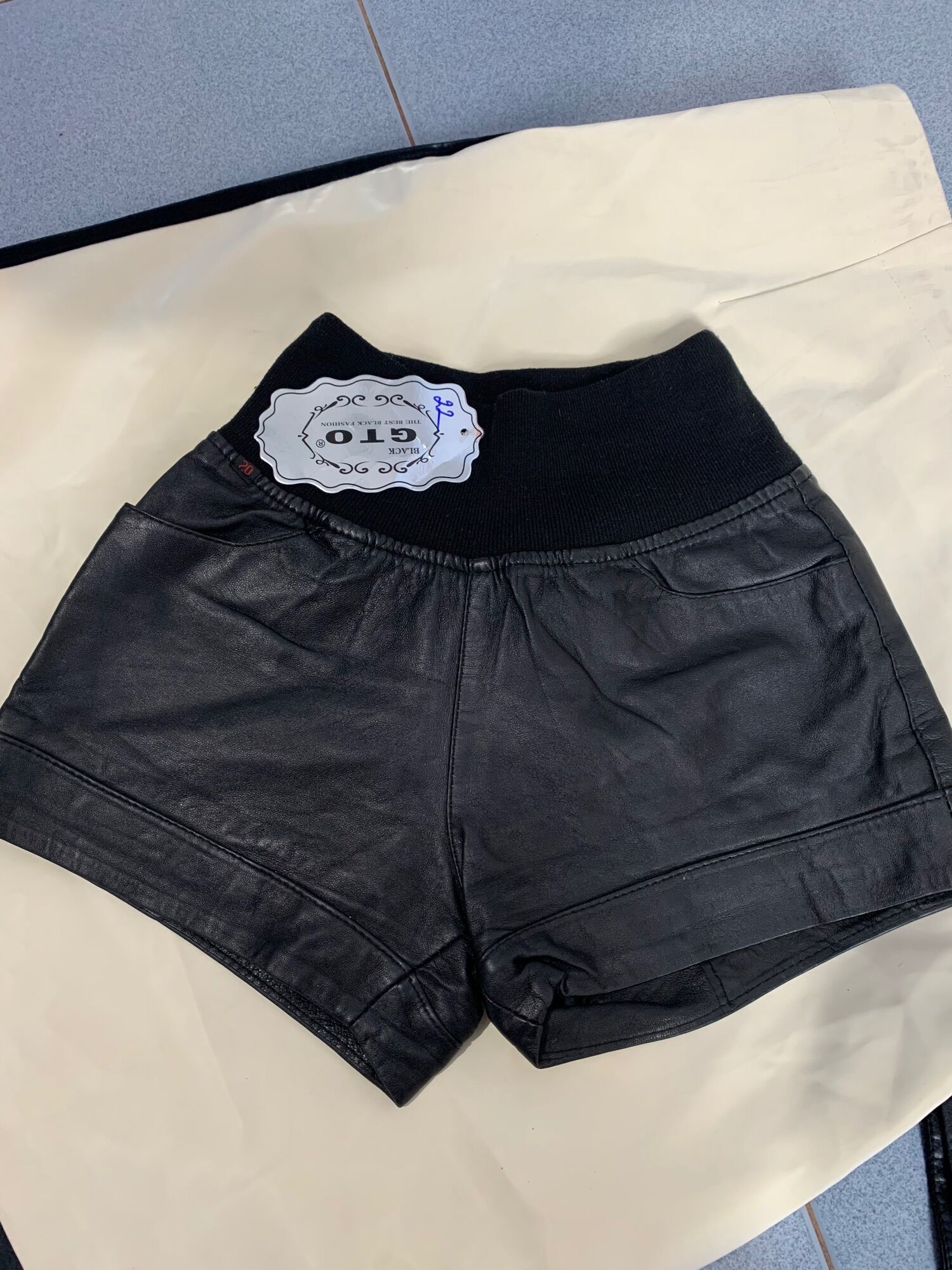 Ảnh tự chụp- quần short da pu lưng thun bản to
