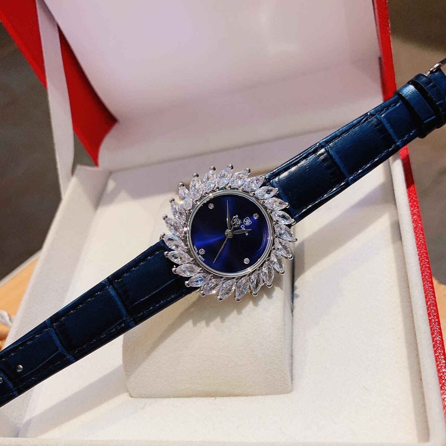 Đồng Hồ Nữ Royal Crown