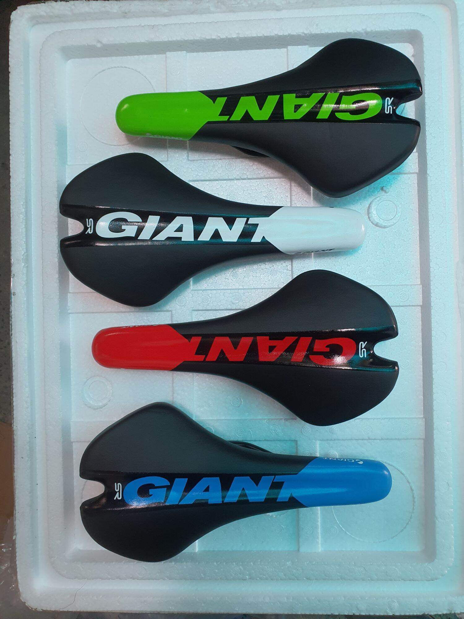 [HCM]Yên xe đạp GIANT  mềm  bóng (có lổ thông hơi)