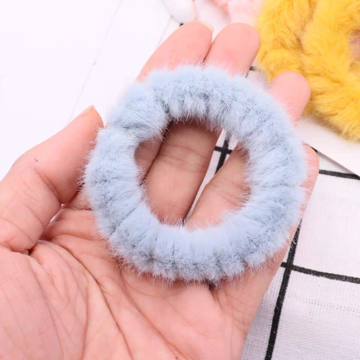 Cột tóc lông xù