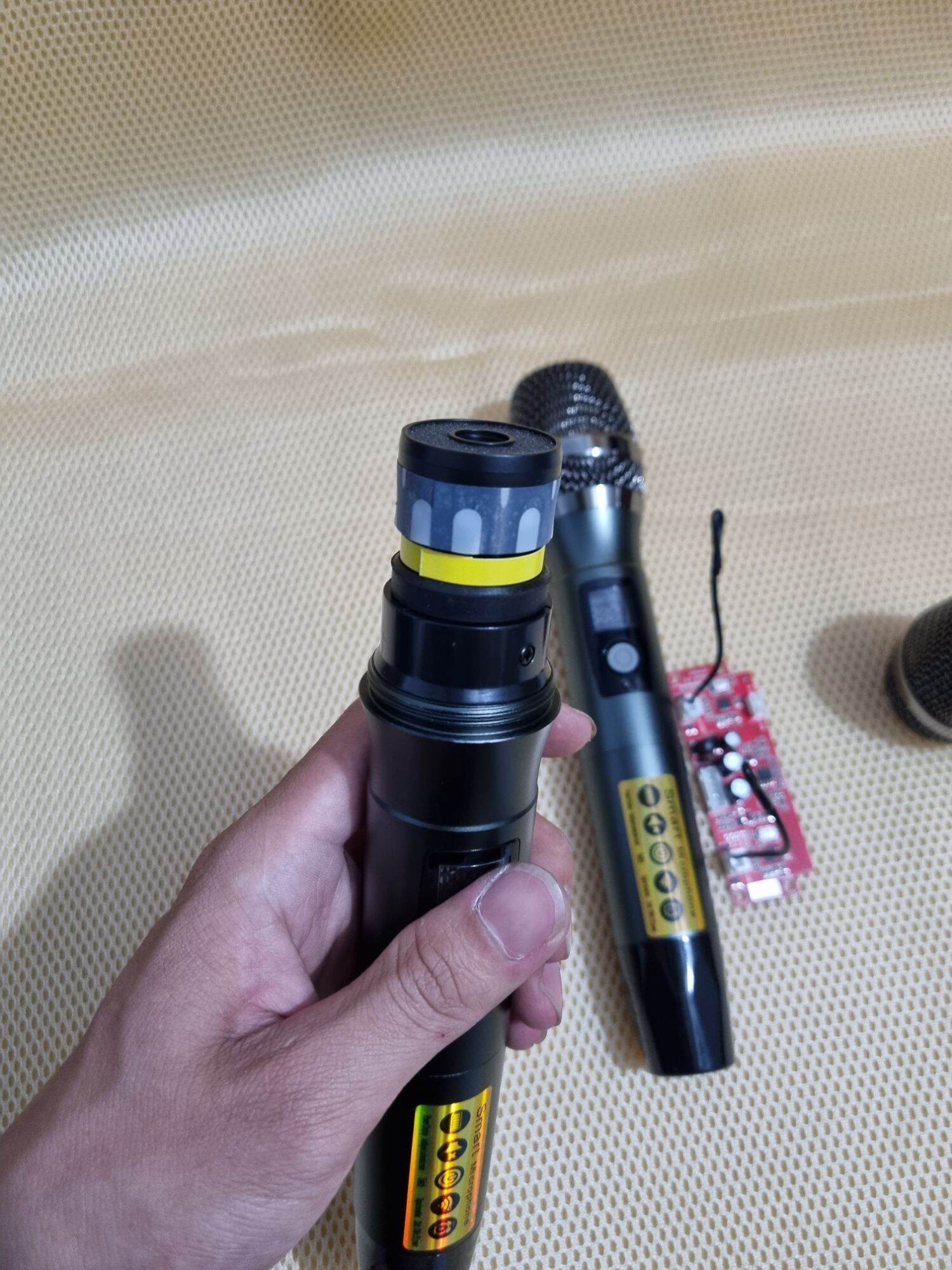 Micro  ko dây  loa kéo UHF kim loại