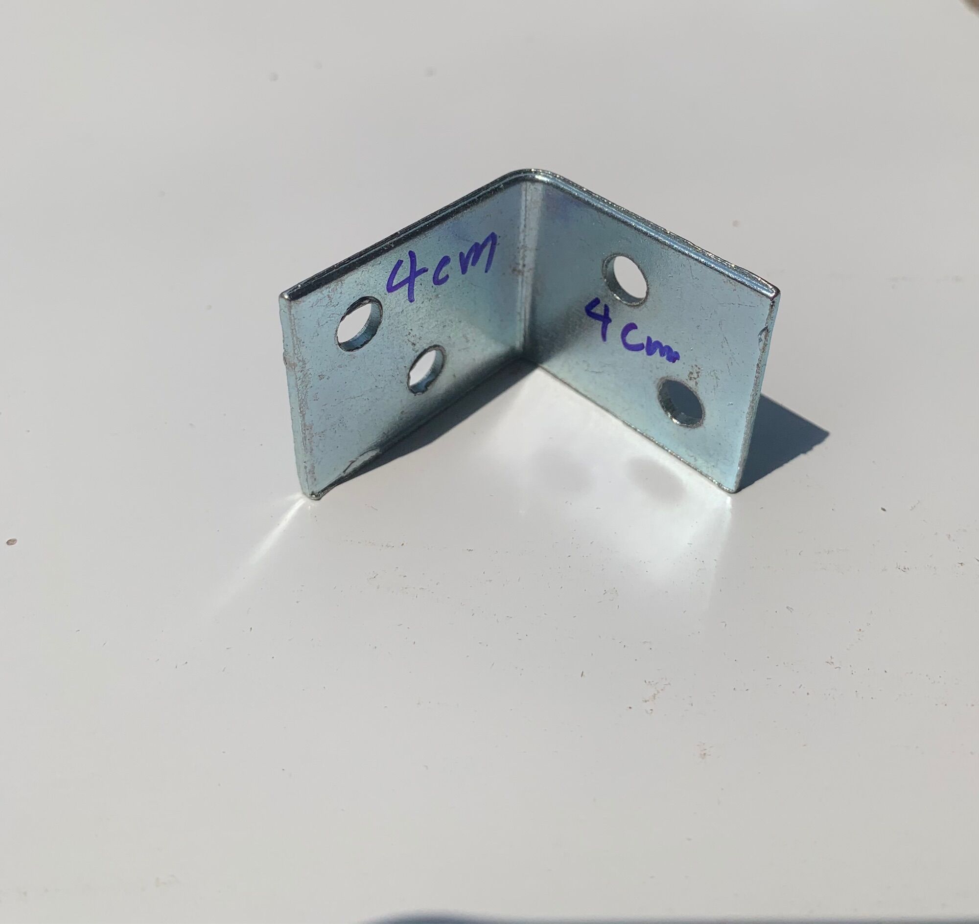 Ke bắt góc kệ , tủ ..... ke góc kẽm ...(dvt 1 cái)