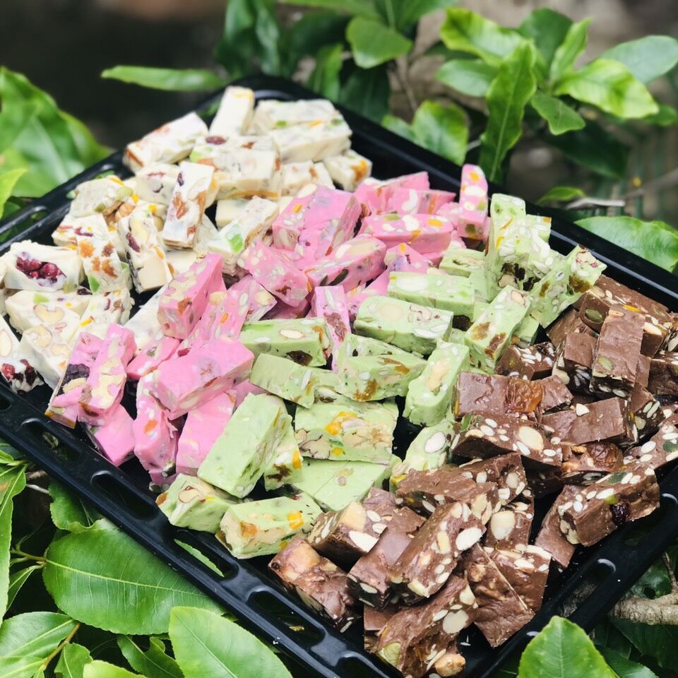(500GR) KẸO HẠNH PHÚC-NOUGAT HEALTHY, CHUA CHUA NGỌT NGỌT VÔ CÙNG THƠM NGON ( HẠNH NHÂN, MÁC CA, HATH ĐIỀU, HƯỚNG DƯƠNG, HẠT BÍ, NAM VIỆT QUẤT, NHO KHÔ…) shop mebenbull2229 mebenbull