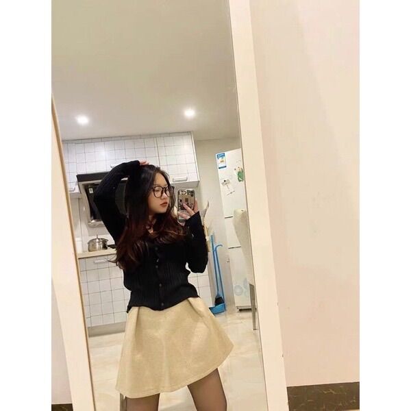 Set chân váy dạ xòe và áo len đen