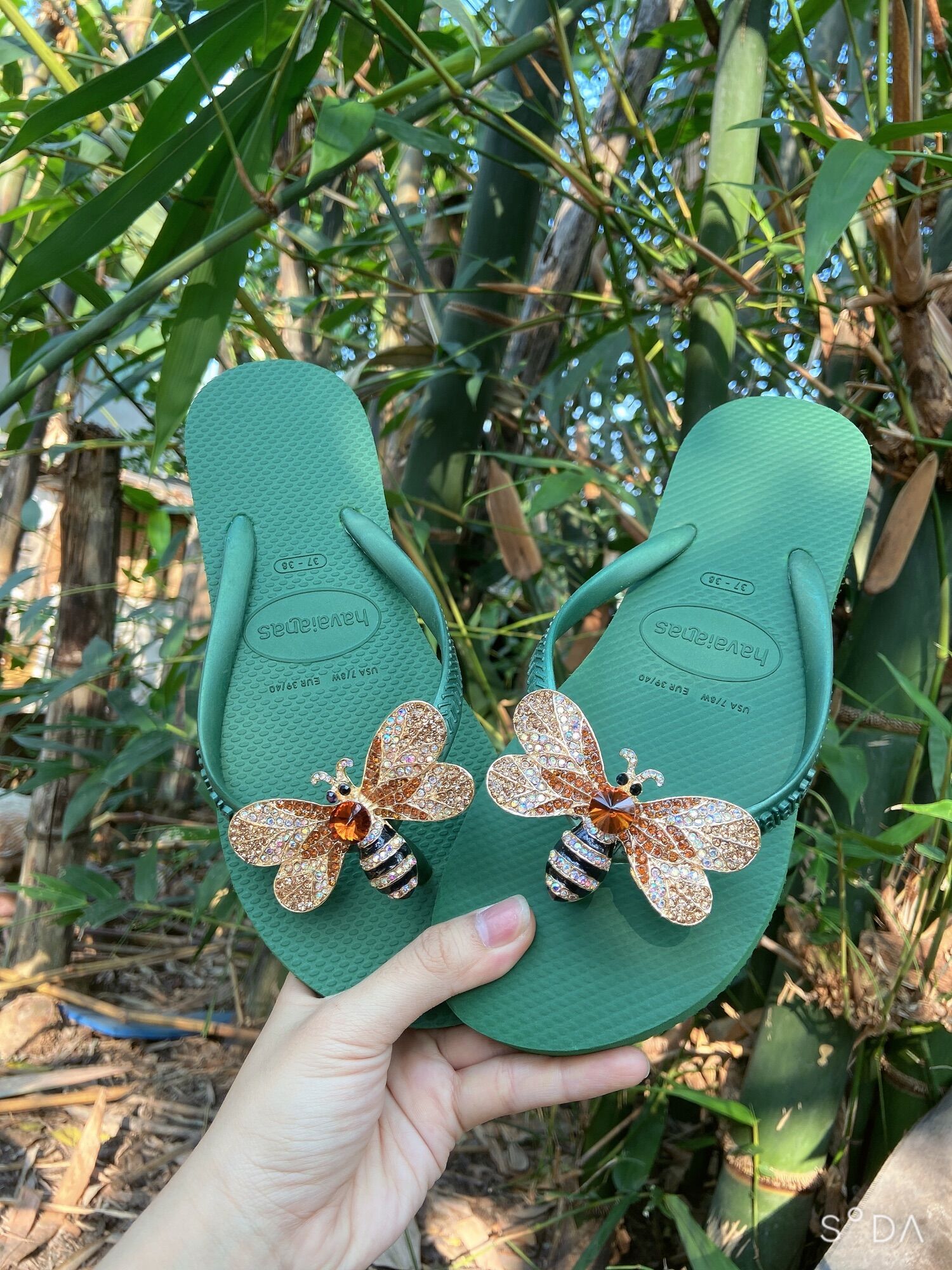 Havaianas kèm charm ong chúa