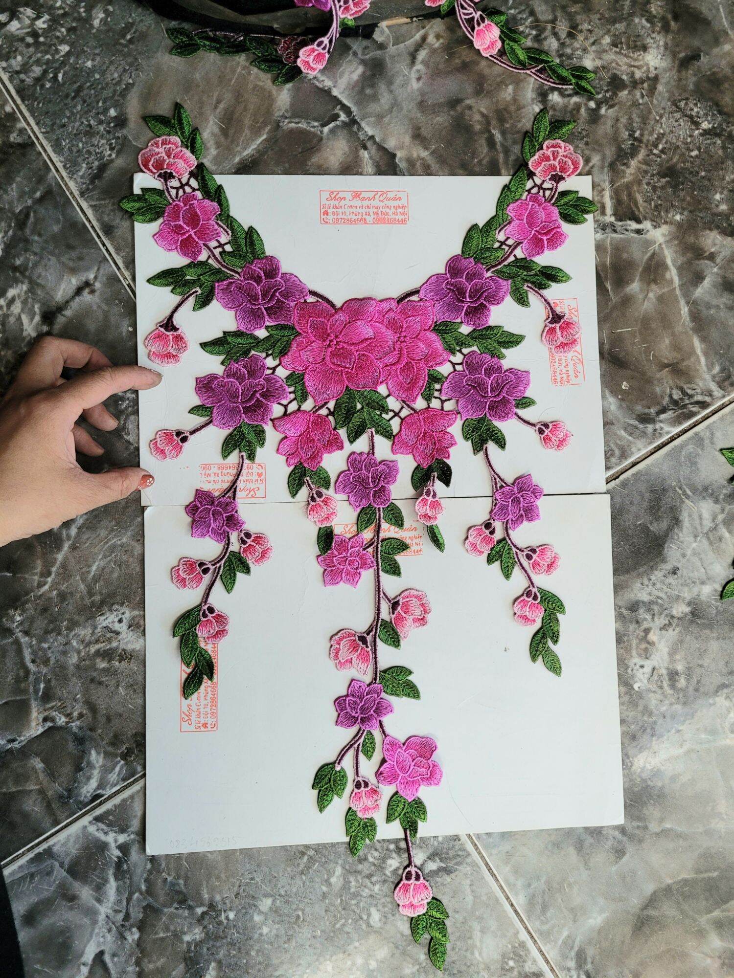 Cổ, hoa thêu 2 bên màu tím hồng BC07