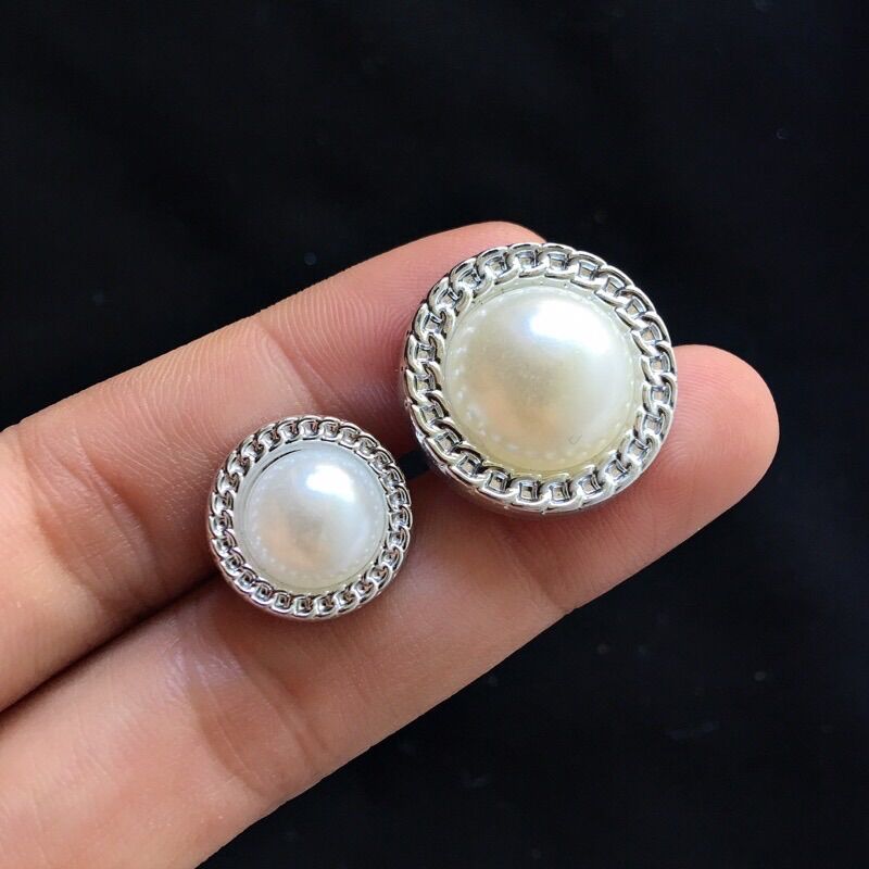 Set 5 NÚT CƯỜM BẠC ( Trắng) 4 size có chân khâu lồi ( bằng nhựa)