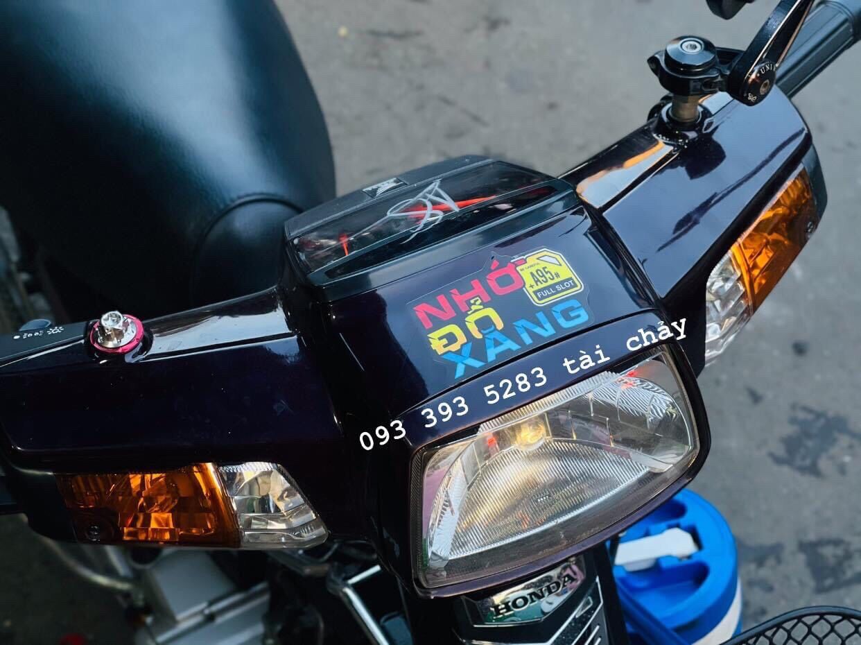 [ 1 MIẾNG ] TEM STICKER " NHỚ ĐỔ XANG " VER 2 DÁN TRANG TRÍ XE
