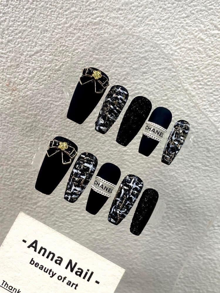 Móng úp Nailbox màu đen lì gắn nơ sang chảnh