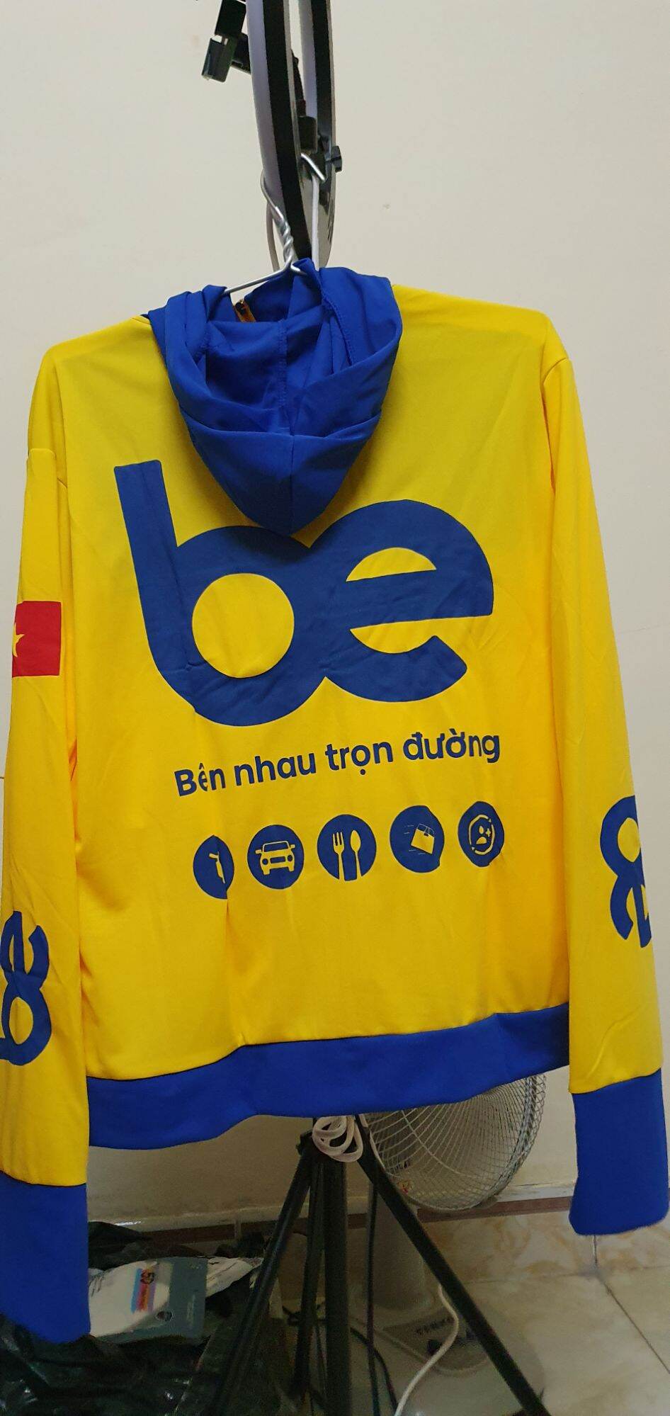 Áo khoác thun be vàng xỏ ngón tay