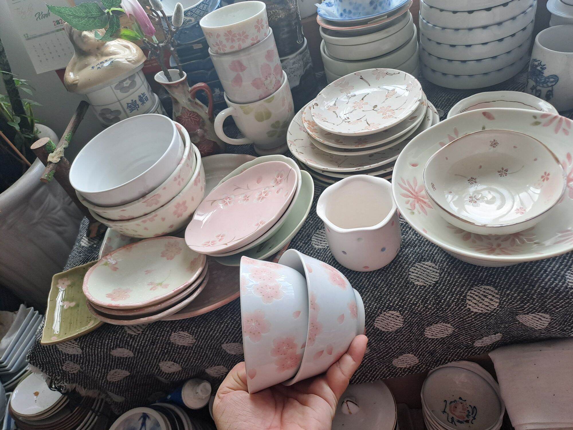 Dĩa tô chén Mộc men tiêu khắc Hoa đủ size GỐM SỨ NHẬT 2hand   | Đĩa trắng và tím với hoa khắc tinh tế   | Dụng cụ ăn uống nhà bếp Nhật Bản