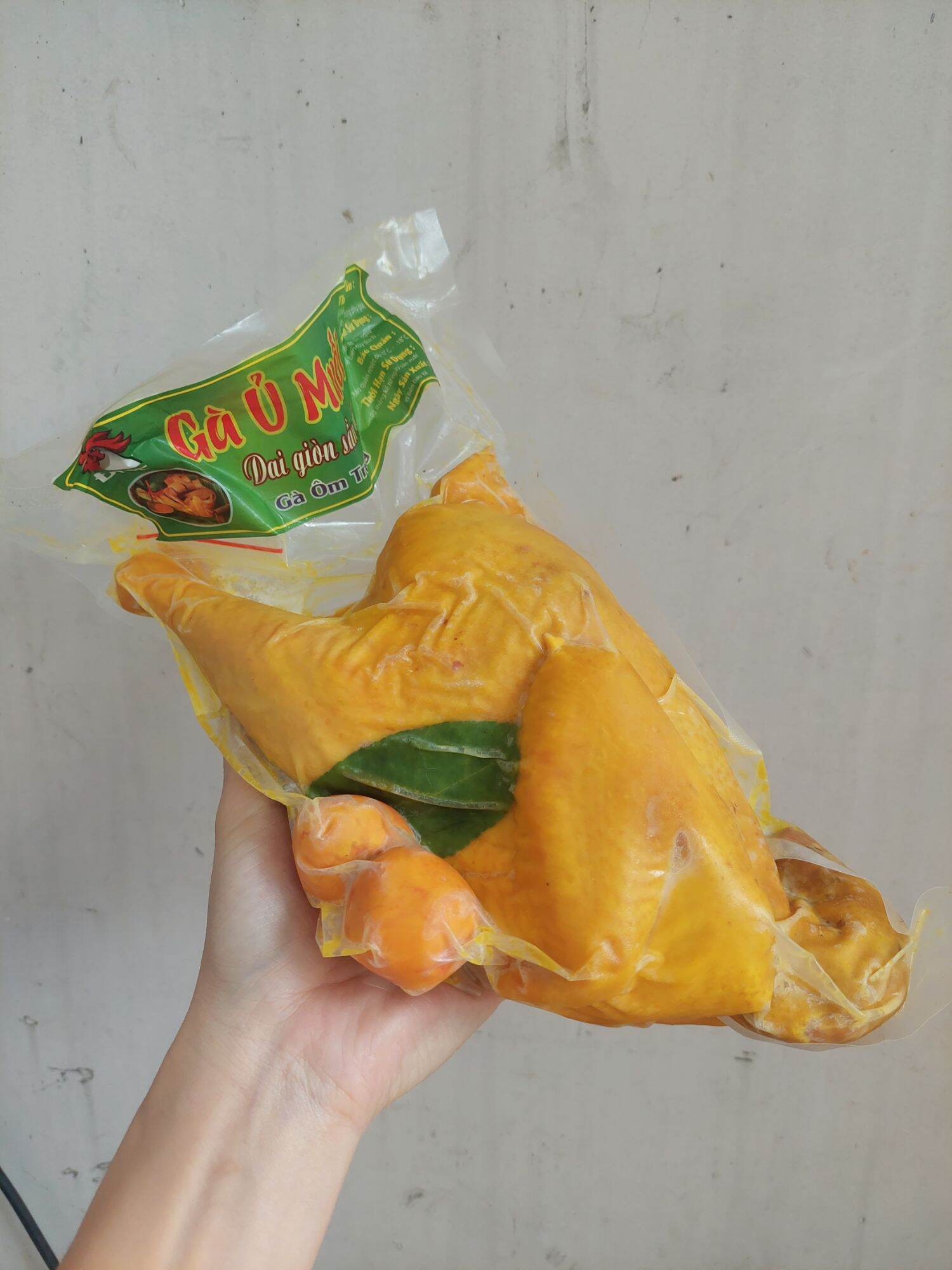 Gà ủ muối ôm trứng đã bỏ đầu chân