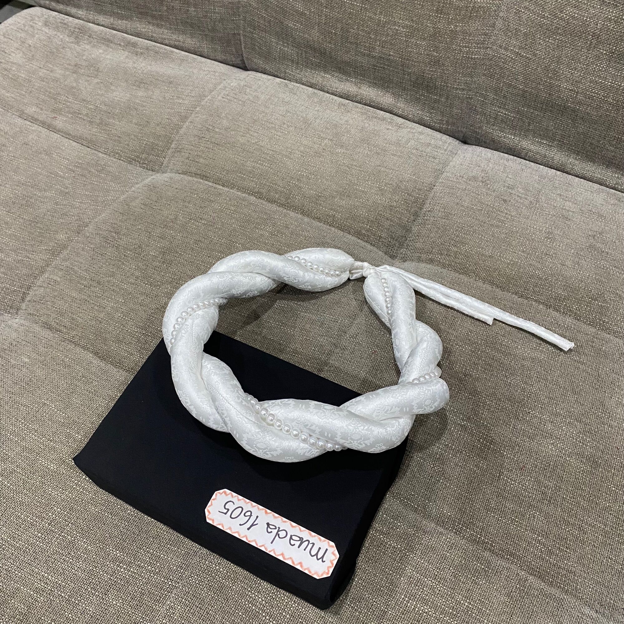 Mấn gấm xoắn chuỗi hạt. Mấn đội đầu cô dâu. Vấn gấm