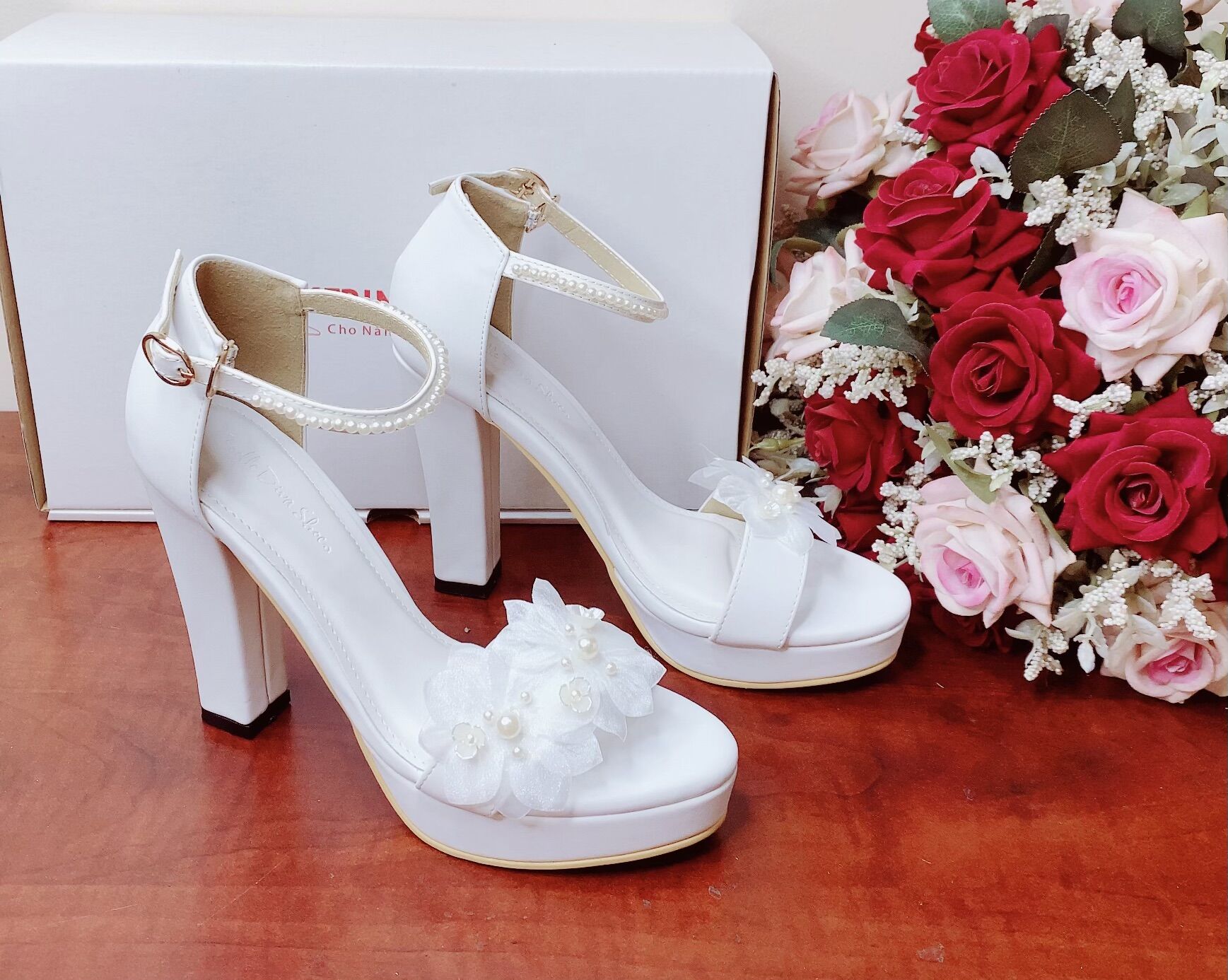 Giày sandal 11p kết hoa trắng