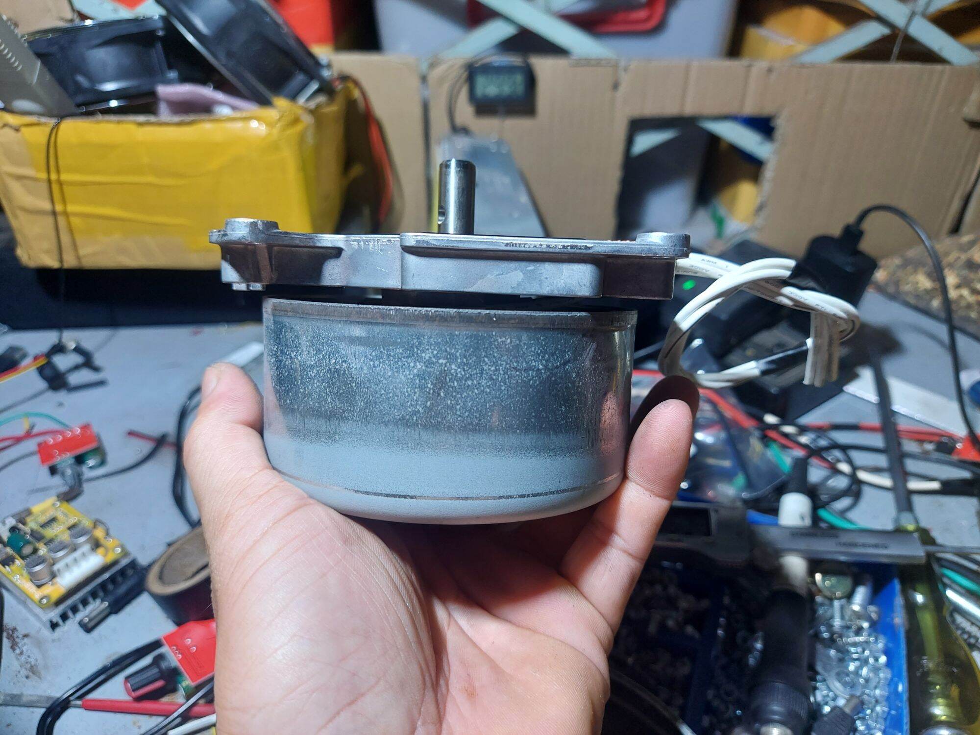 Motor chế máy hút chân không dùng pin.