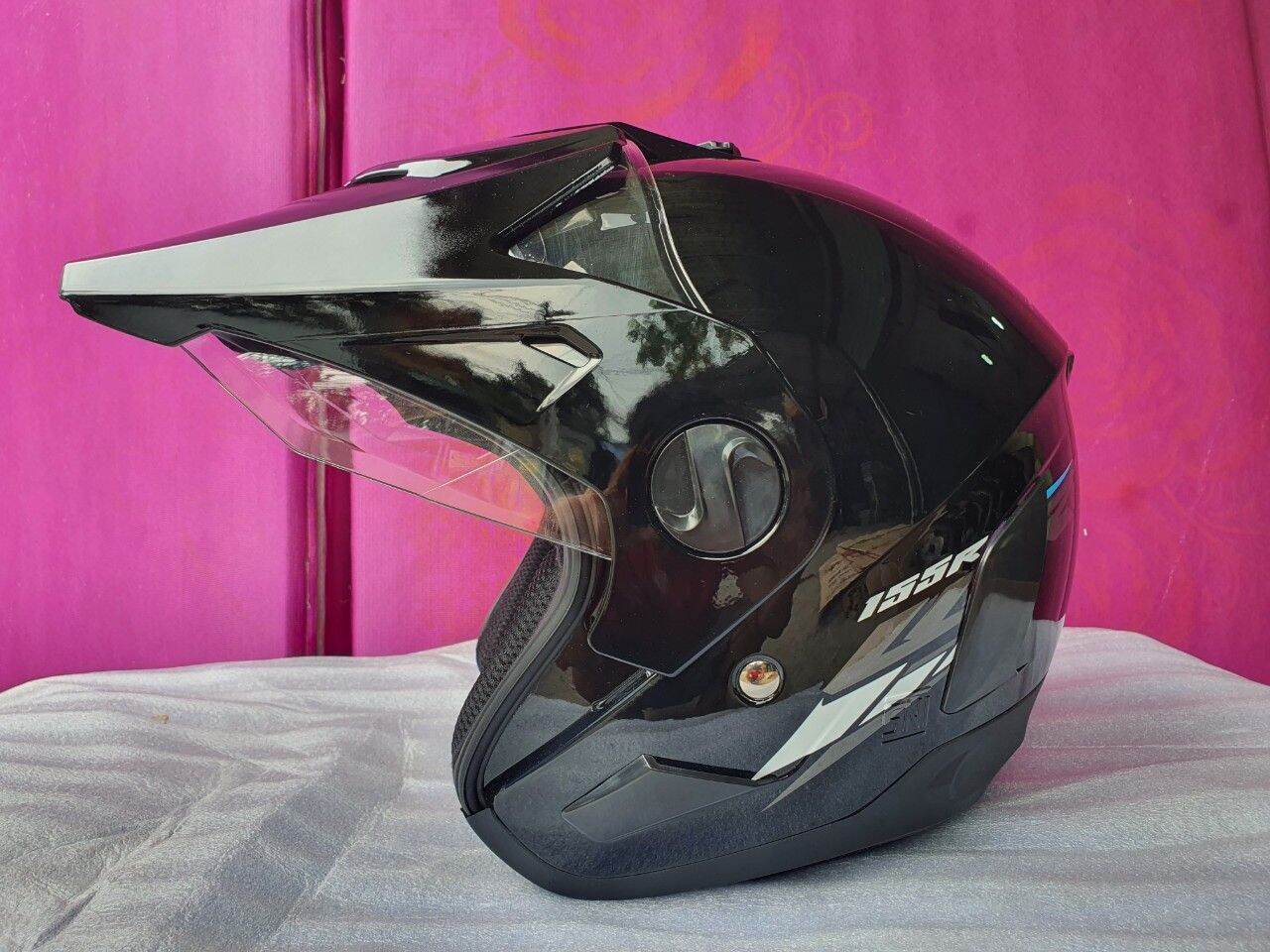 Nón yamaha WR 155R. Phiên bản cào cào. có trầy xước