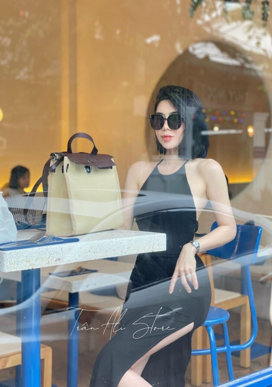 Đầm body cổ yếm hở lưng 04