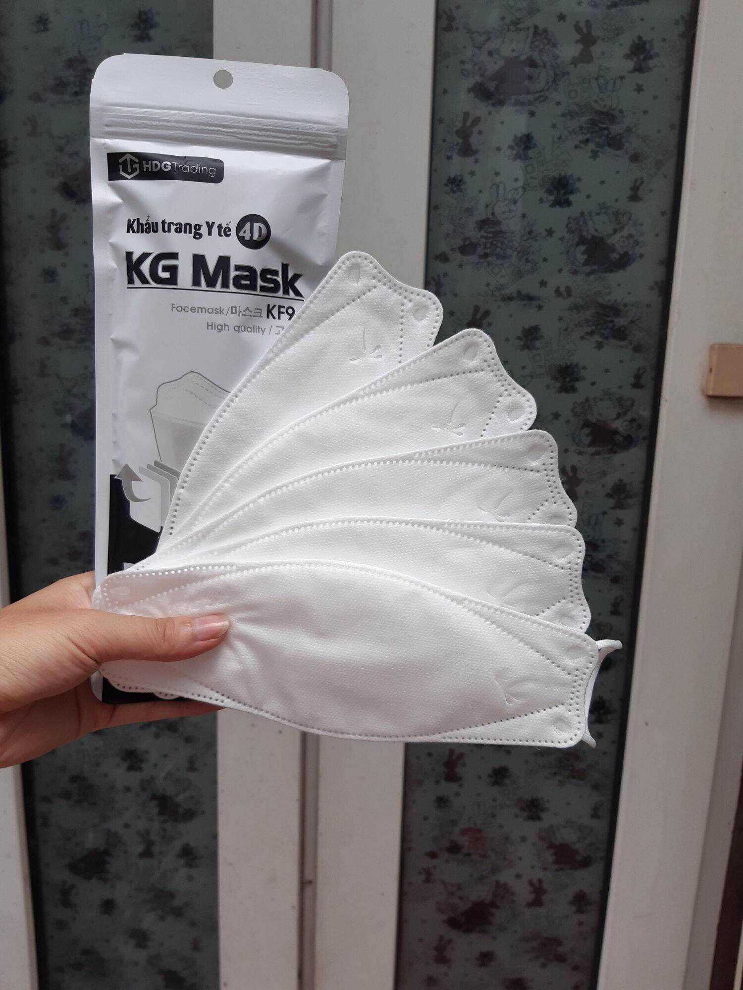 Khẩu trang 4D KG Mask KF94.➩Quy cách đóng gói : 1 túi 5 chiếc
➩Mô tả sản phẩm 
✔ 1 lớp giấy lọc kháng khuẩn, 3 lớp vải SMS kháng khuẩn 
✔ Ngăn chặn khói bụi, vi khuẩn, bảo vệ hệ hô hấp.

✔ Chất liệu vải không dệt tự nhiên, mềm mịn, không thấm nước.