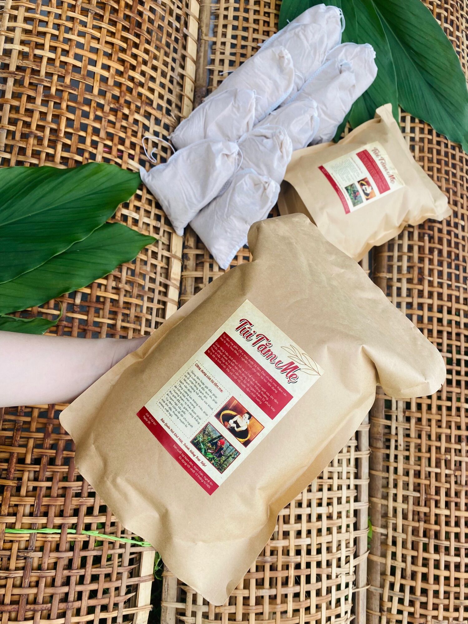 Lá tắm sau sinh người Dao đỏ cho mẹ