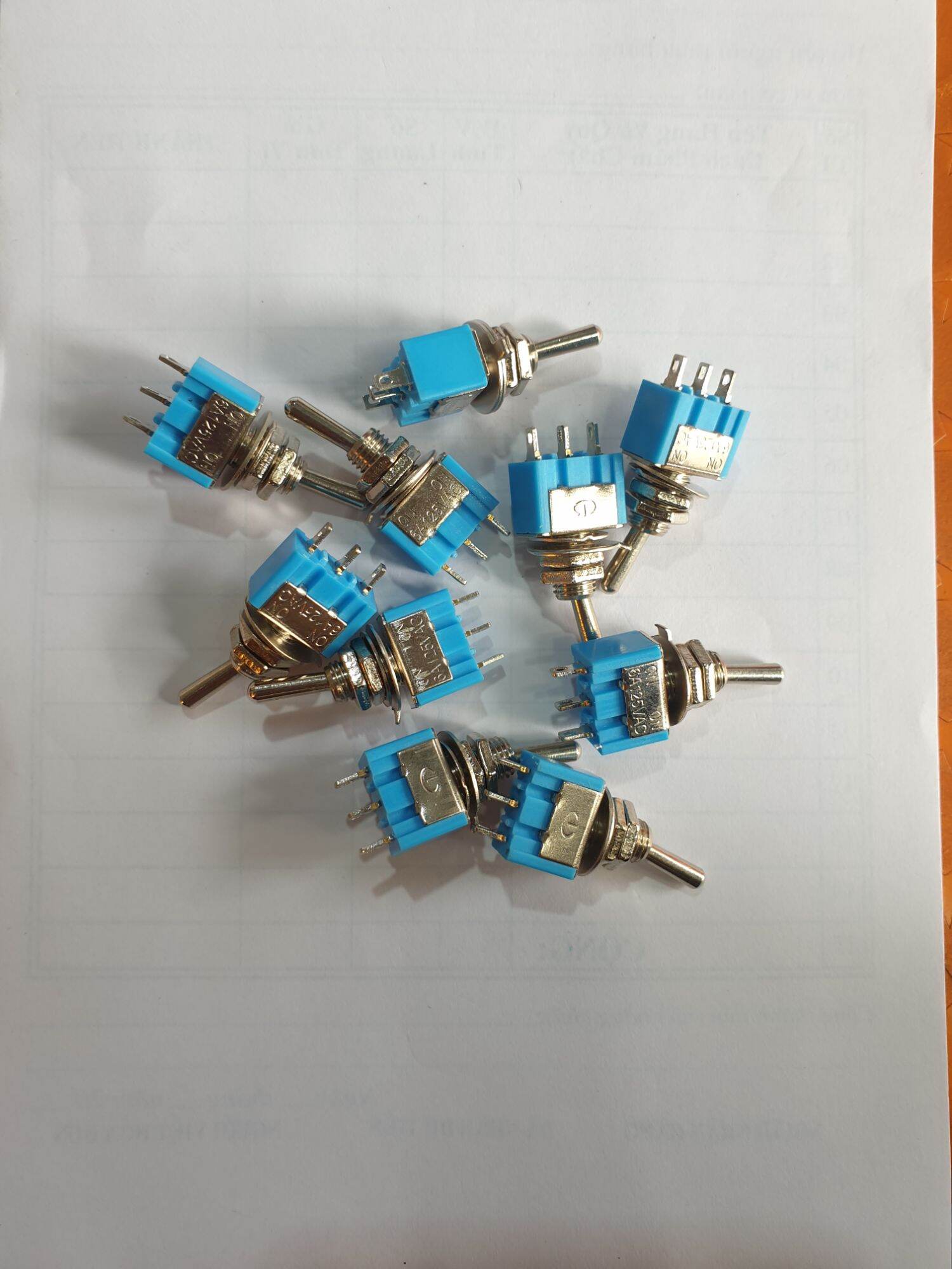 10 cái công tắc xanh  gạt