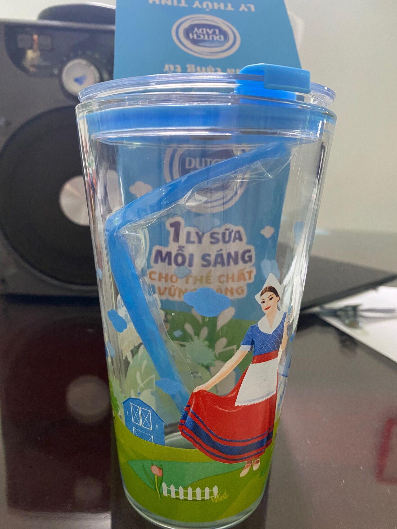 Ly thủy tinh có nắp đậy, có ống hút