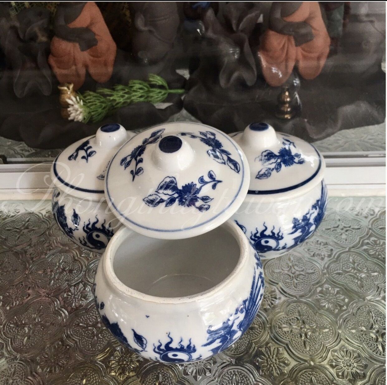 Chung xanh được nước, gạo, muối, tiền, bàn thờ