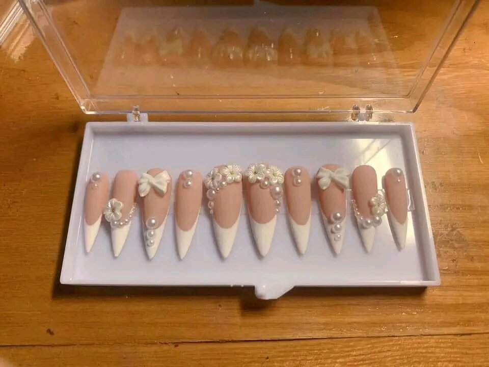 Móng giả TheFaceHolic.com là sản phẩm nail box móng thiết kế độc đáo dành riêng cho các cô dâu của năm