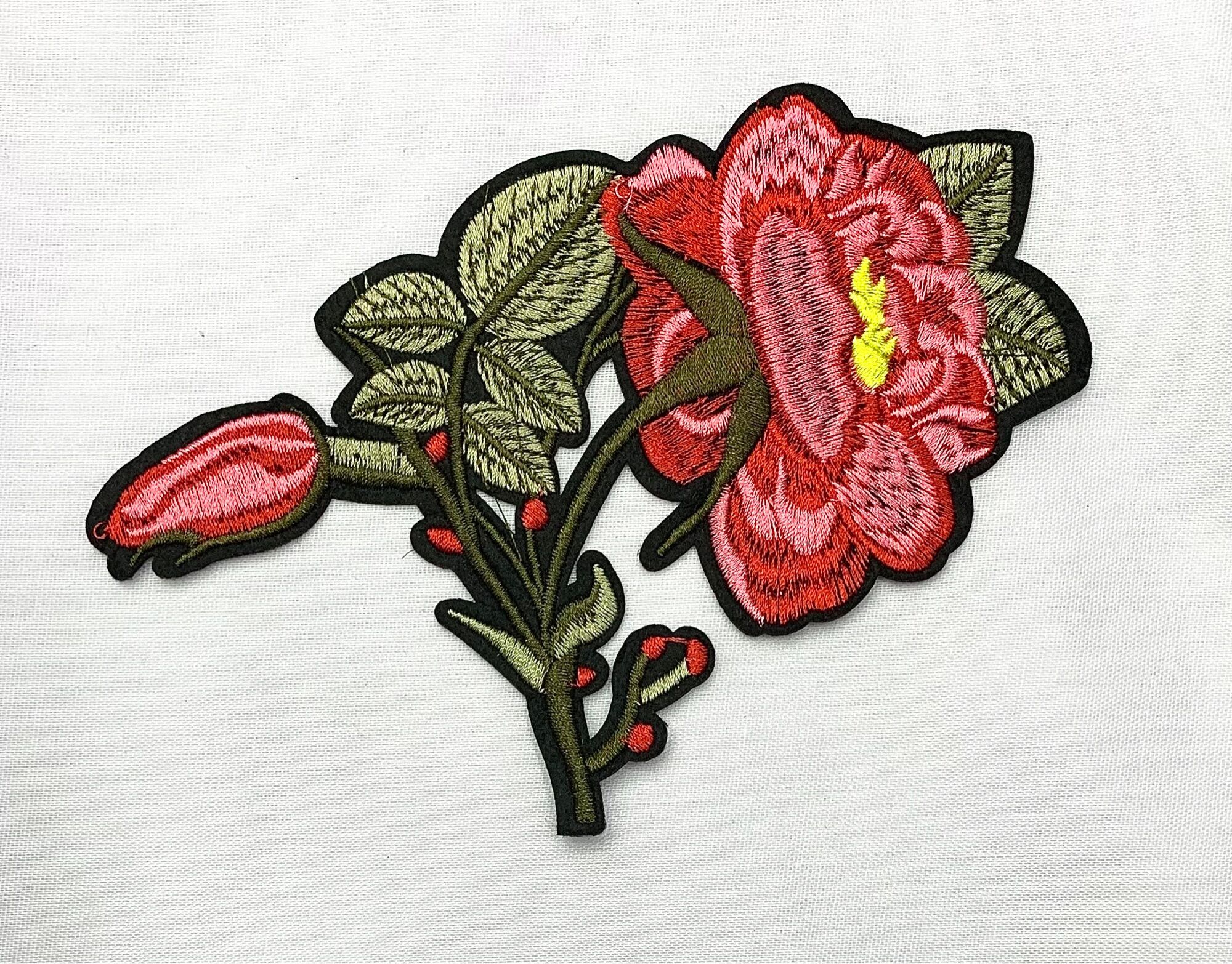 Hình ủi trang trí quần áo tinh xảo.