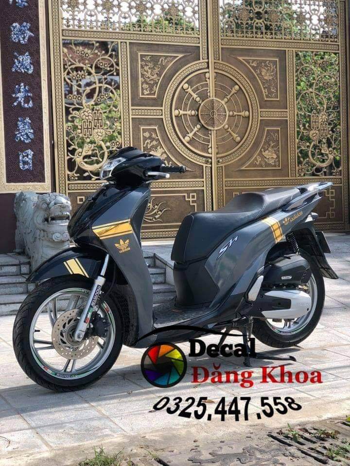Tem CROM ADIDASS  màu vàng ánh kim siêu chất( dán cho mọi dòng xe sh,,lead,,vision,,)