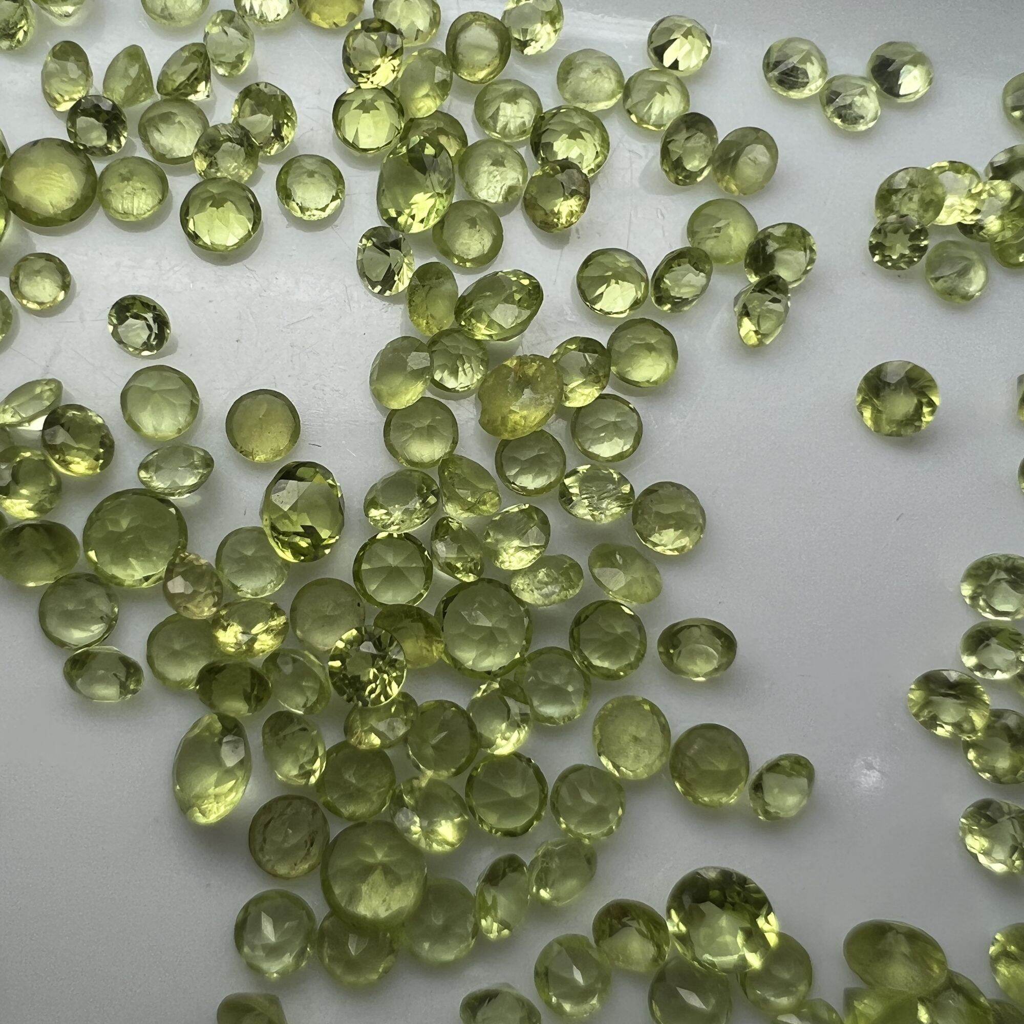 315-GIÁ 1 VIÊN ĐÁ PERIDOT TẤM ( THIÊN NHIÊN) 3 ly