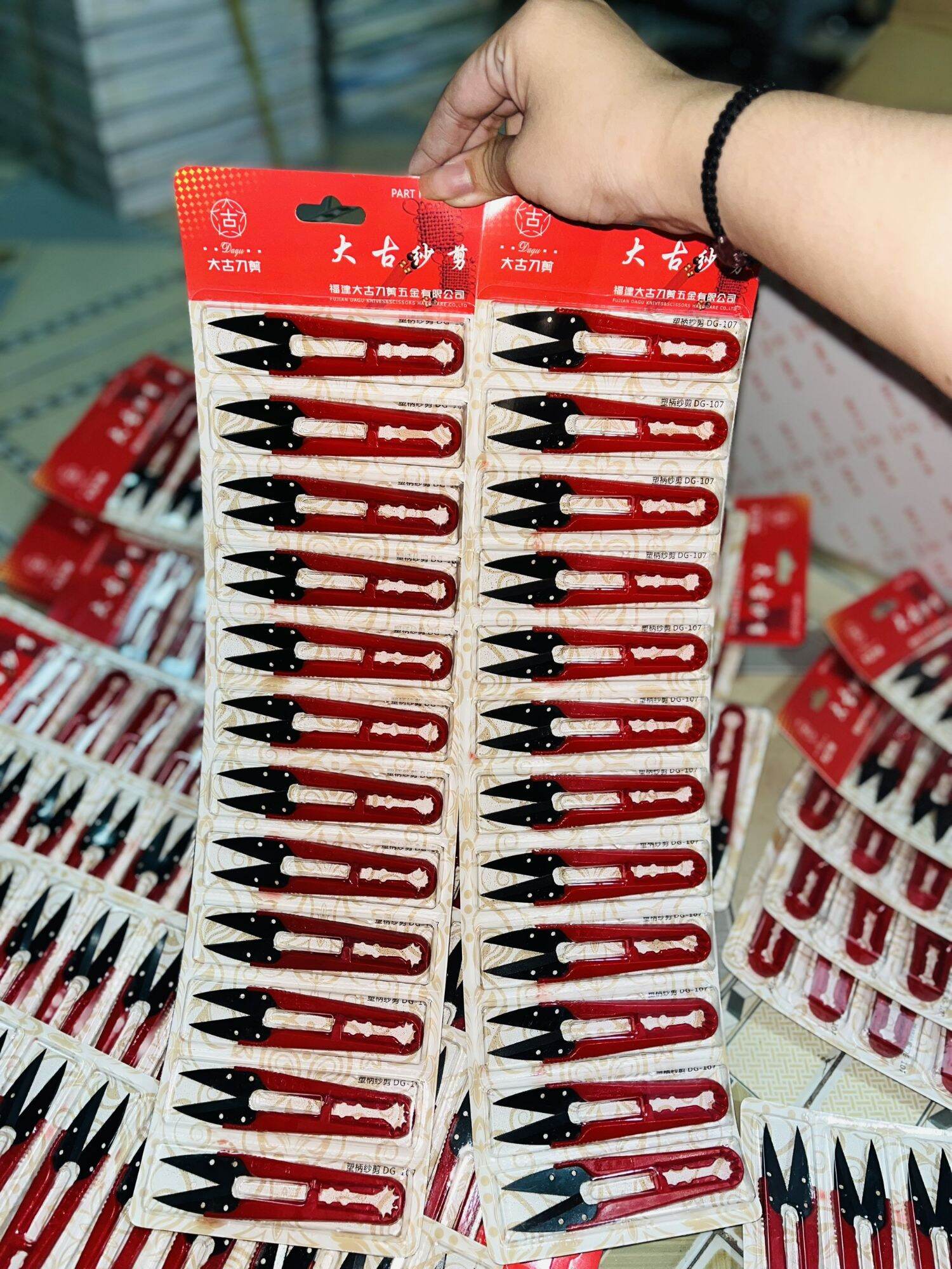 Vỉ 12 cây kéo bấm chỉ loại tốt màu đỏ giá sỉ